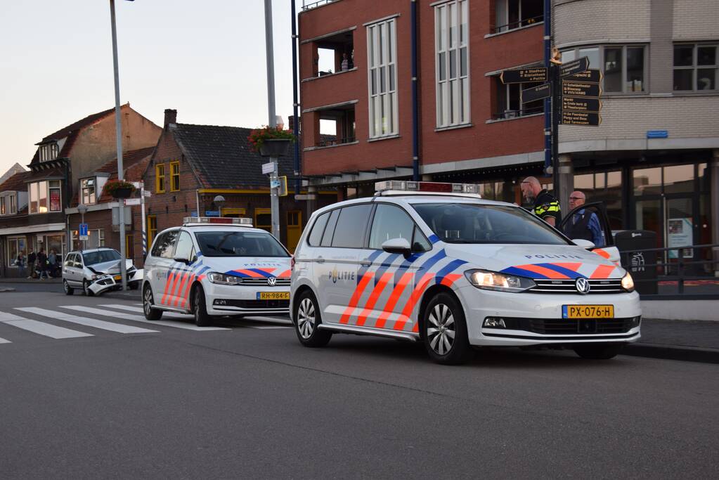 Auto botst tegen lantarenpaal