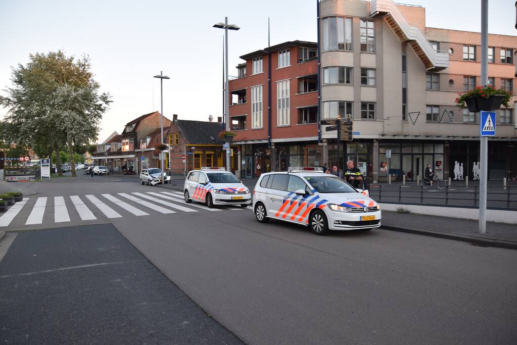 Auto botst tegen lantarenpaal