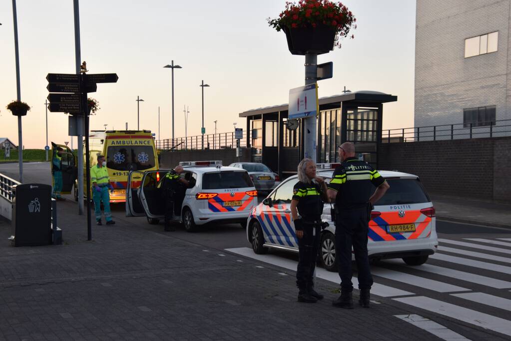 Auto botst tegen lantarenpaal