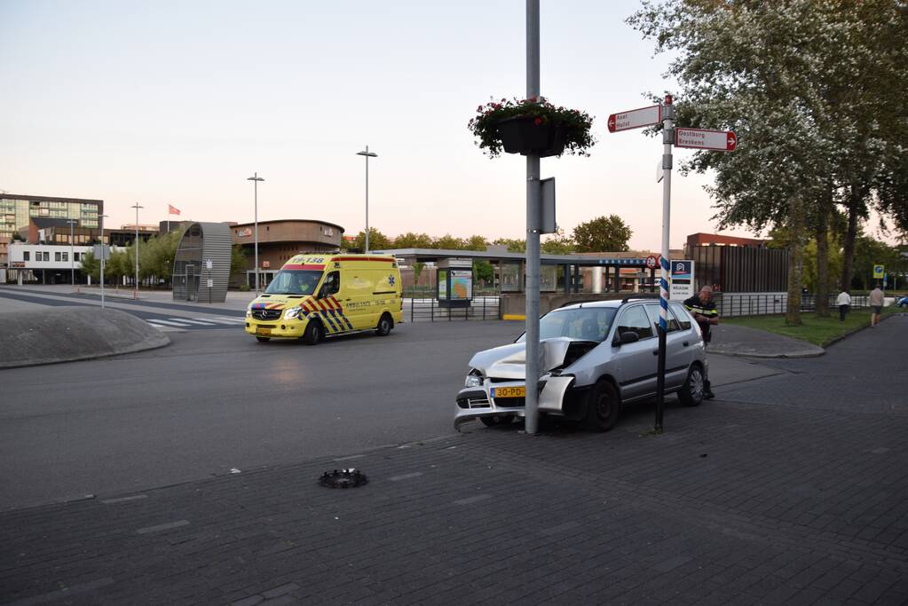 Auto botst tegen lantarenpaal