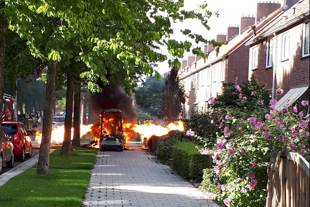 Onkruidverdelger-machine en gasflessen in lichterlaaie
