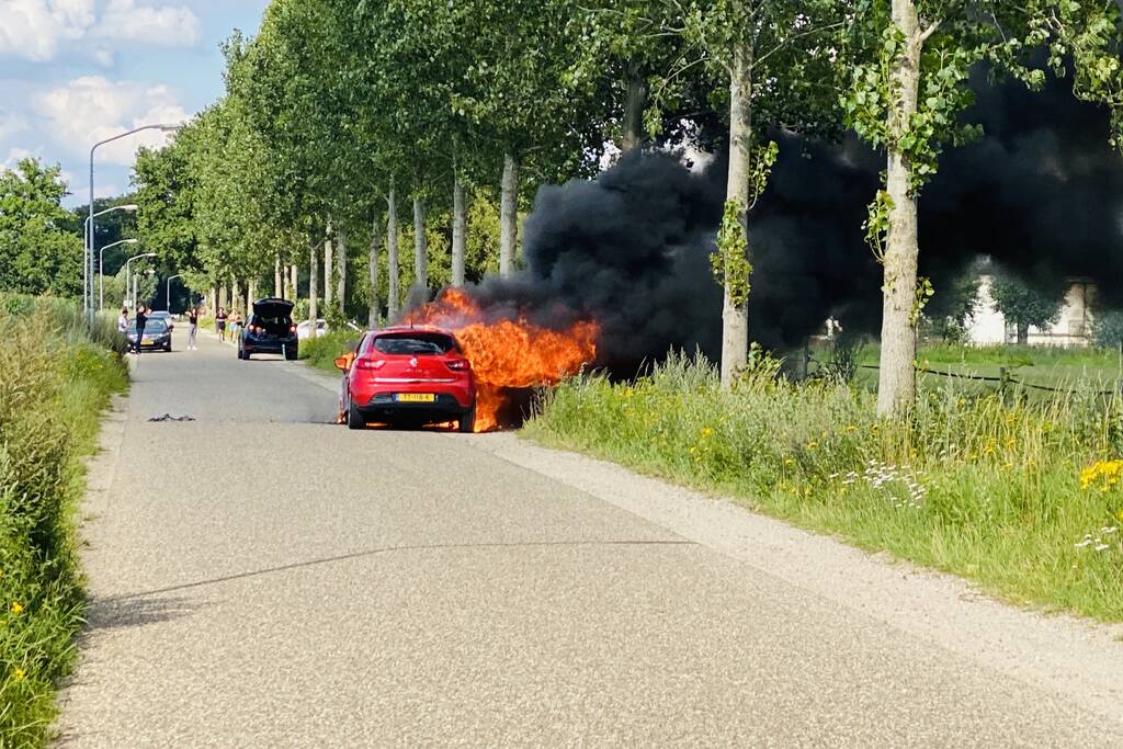 Gesleepte auto in brand gevlogen
