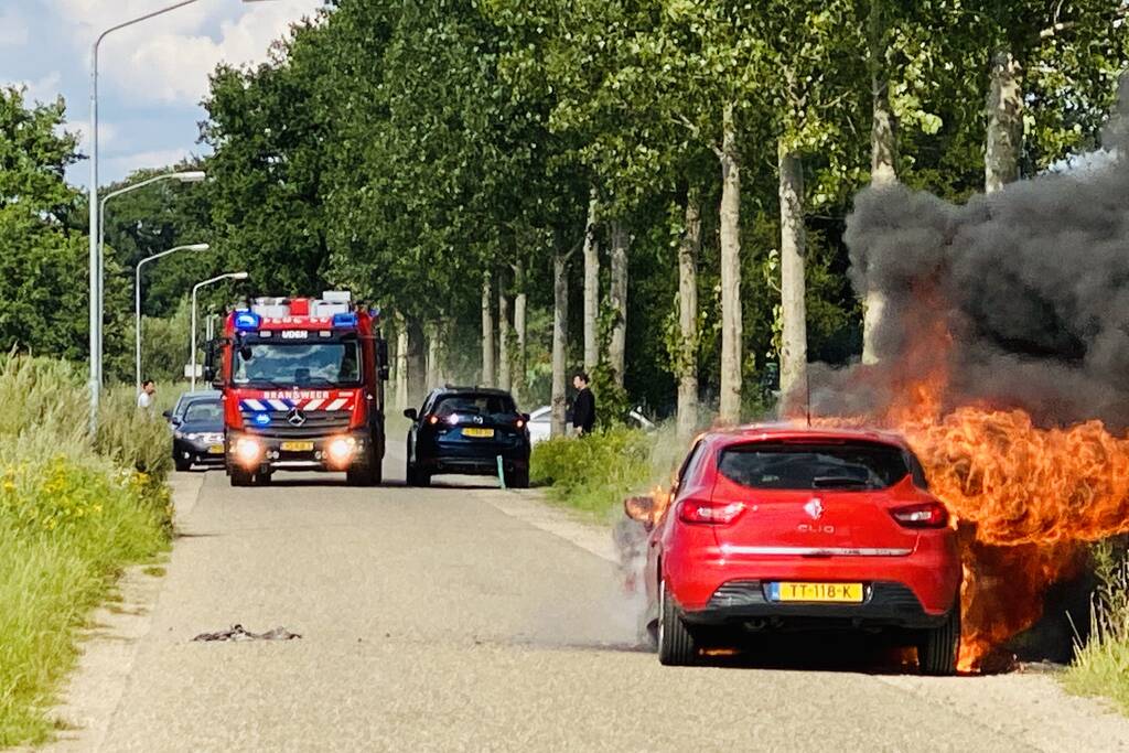 Gesleepte auto in brand gevlogen