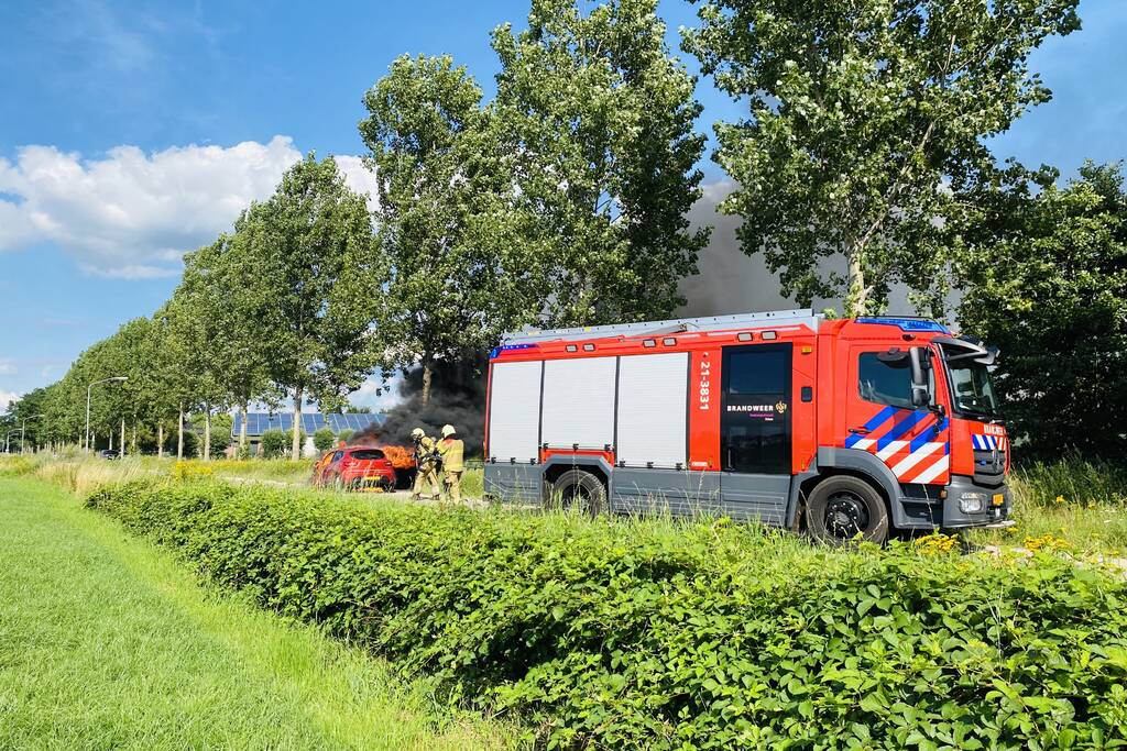 Gesleepte auto in brand gevlogen
