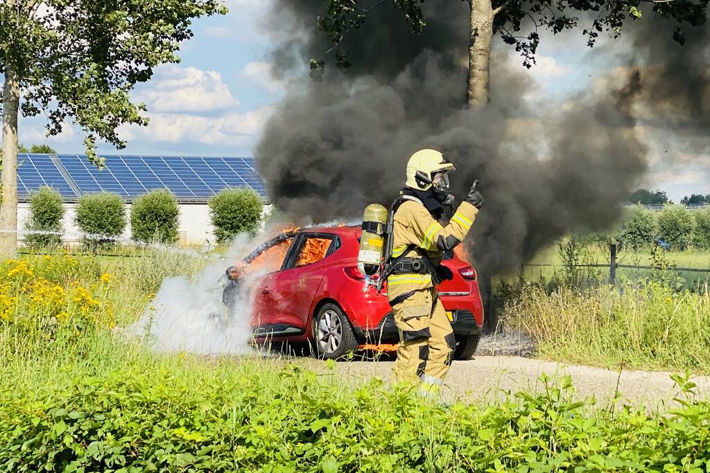 Gesleepte auto in brand gevlogen
