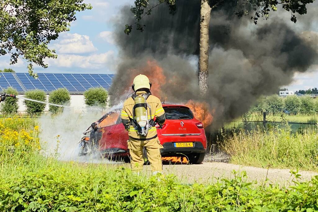 Gesleepte auto in brand gevlogen