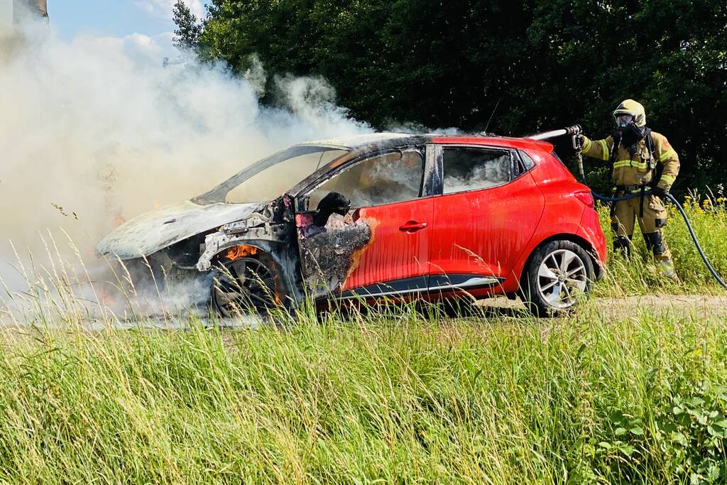 Gesleepte auto in brand gevlogen