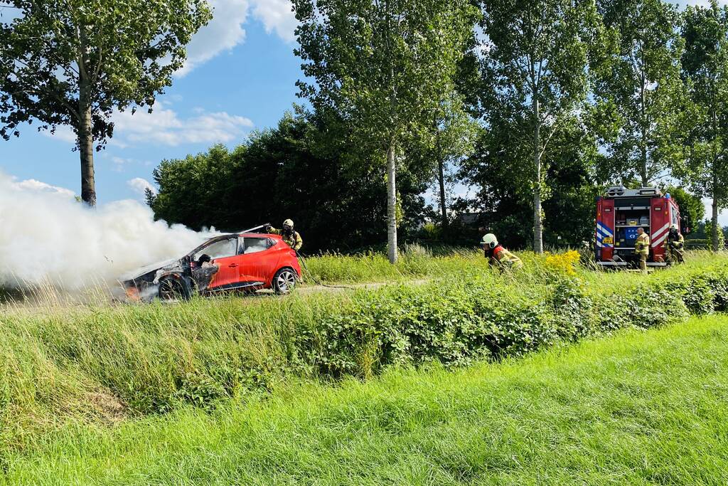 Gesleepte auto in brand gevlogen