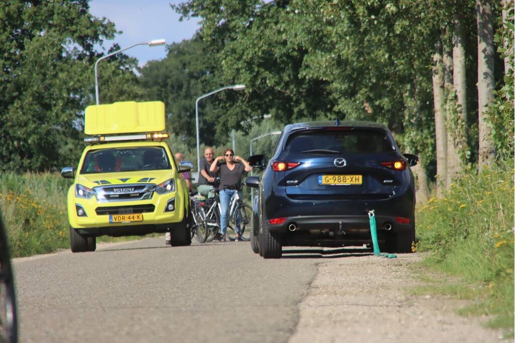 Gesleepte auto in brand gevlogen