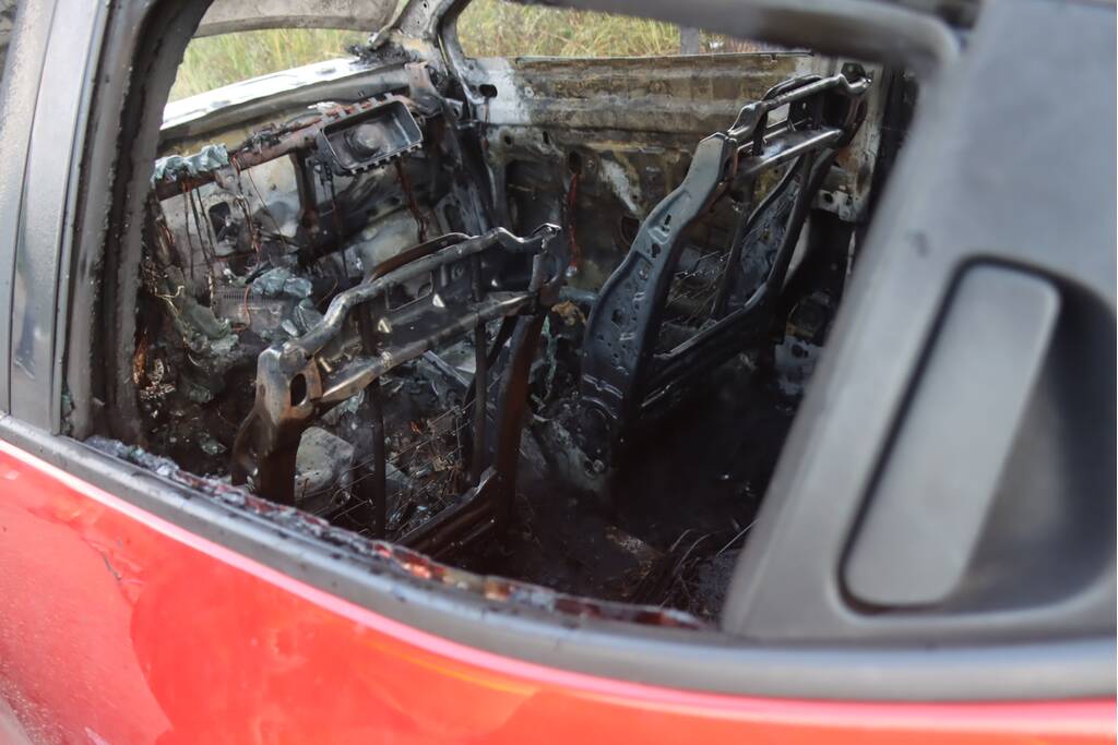 Gesleepte auto in brand gevlogen