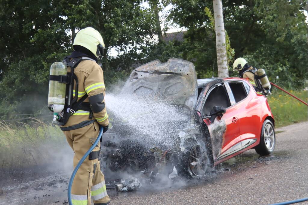 Gesleepte auto in brand gevlogen