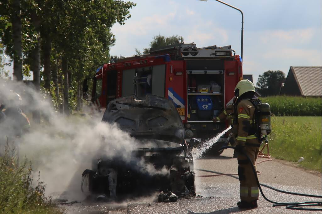 Gesleepte auto in brand gevlogen