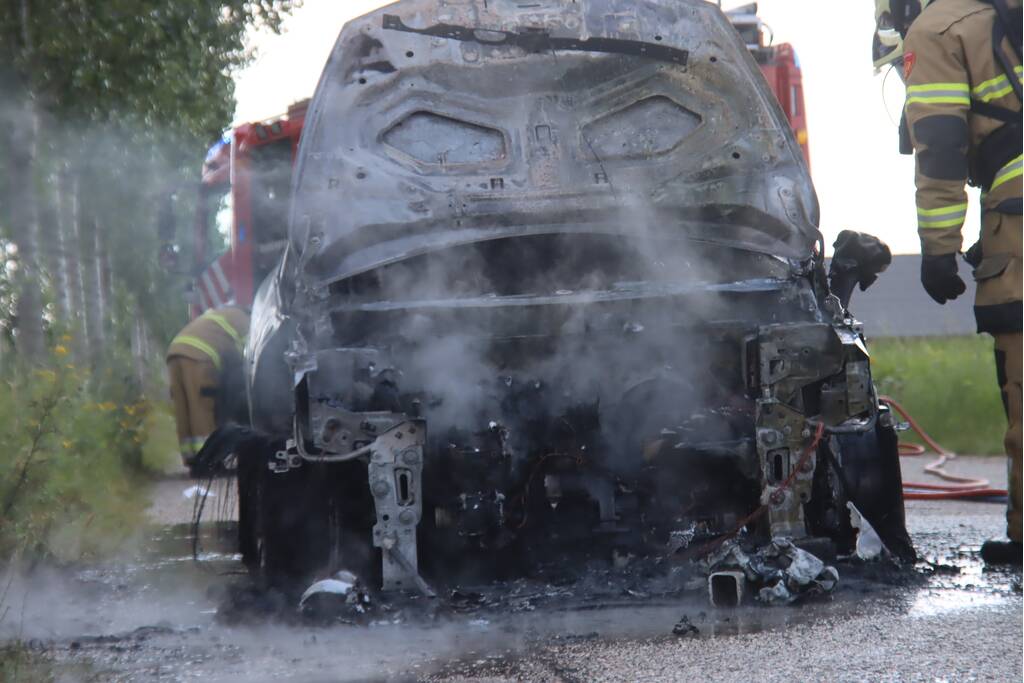 Gesleepte auto in brand gevlogen