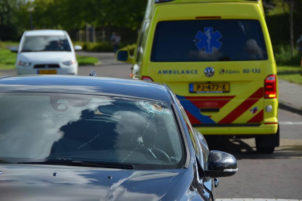 Fietsster gewond na botsing met auto