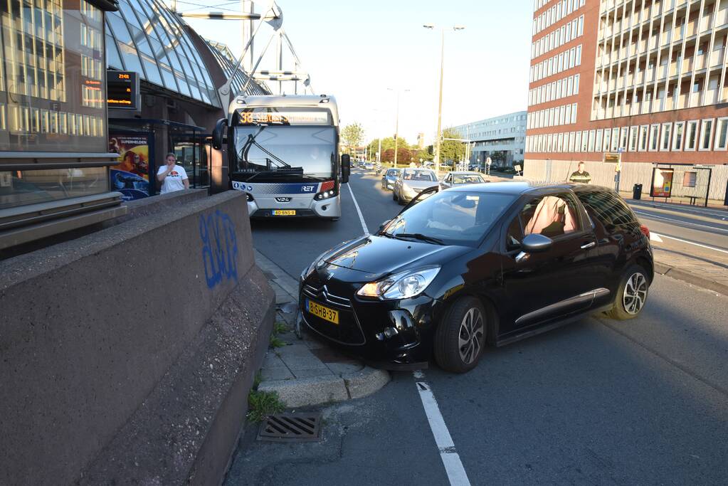 Auto knalt op muur bij station