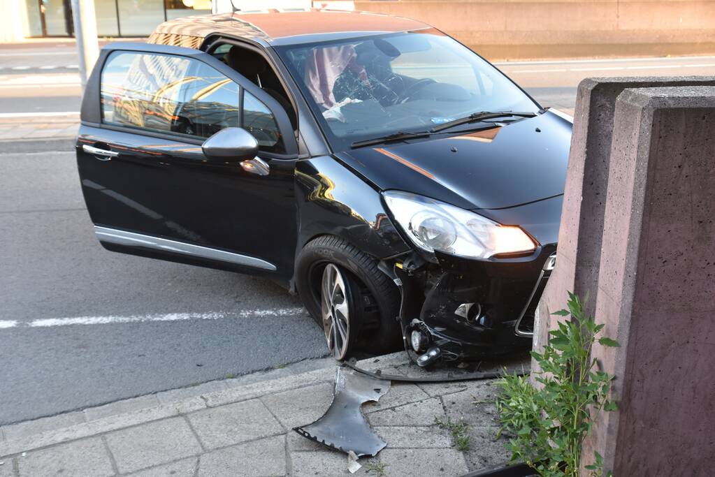 Auto knalt op muur bij station