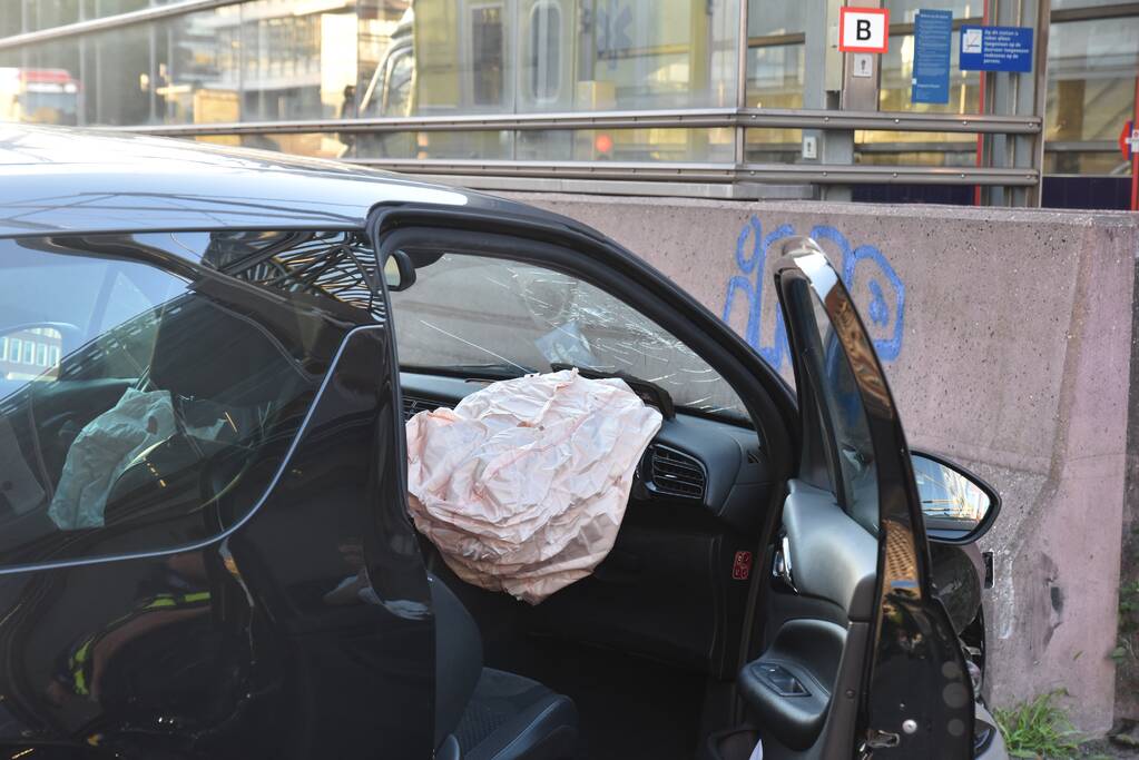Auto knalt op muur bij station