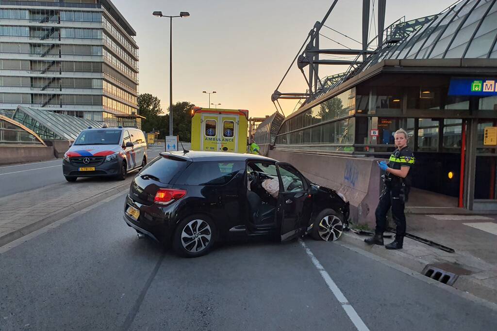 Auto knalt op muur bij station
