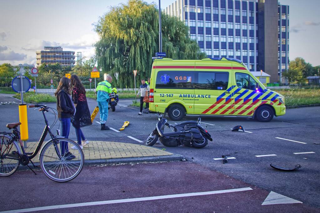 Scooterrijder gewond na aanrijding met auto