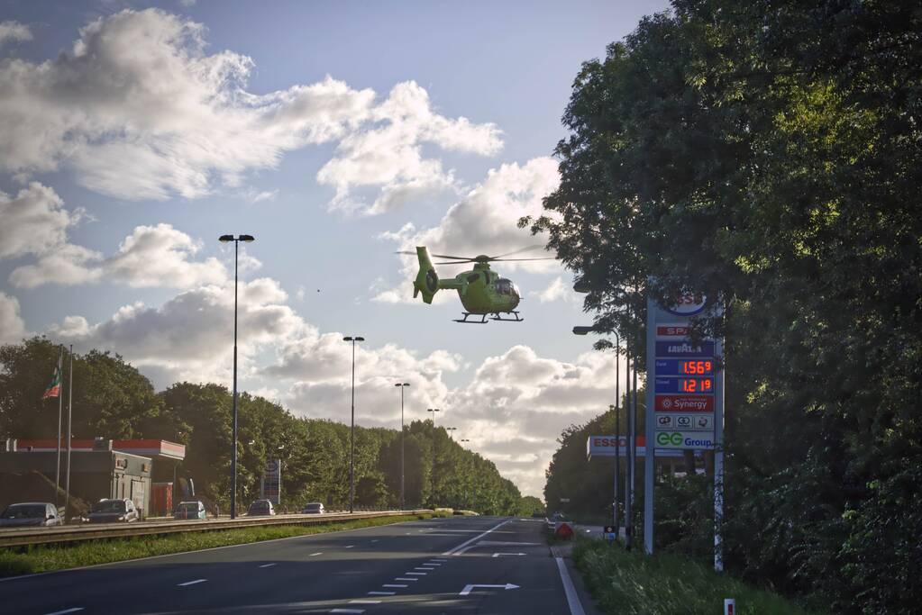 Auto slaat over de kop de berm in