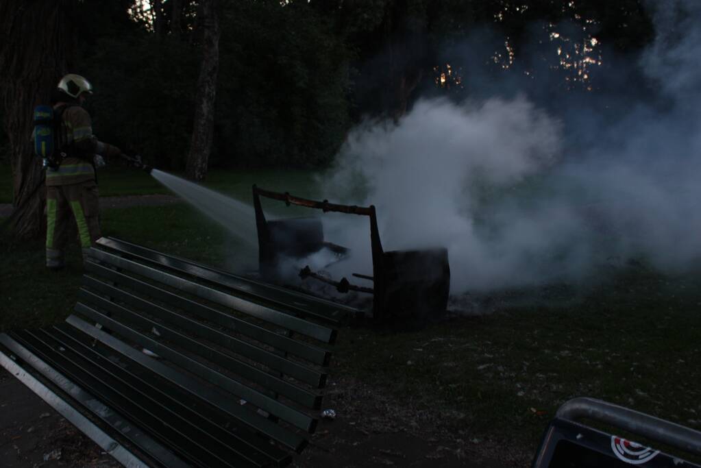 Bankje in brand gestoken