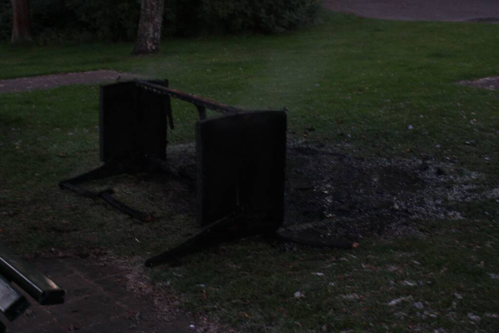 Bankje in brand gestoken
