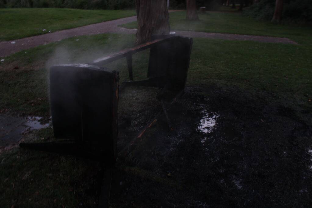 Bankje in brand gestoken