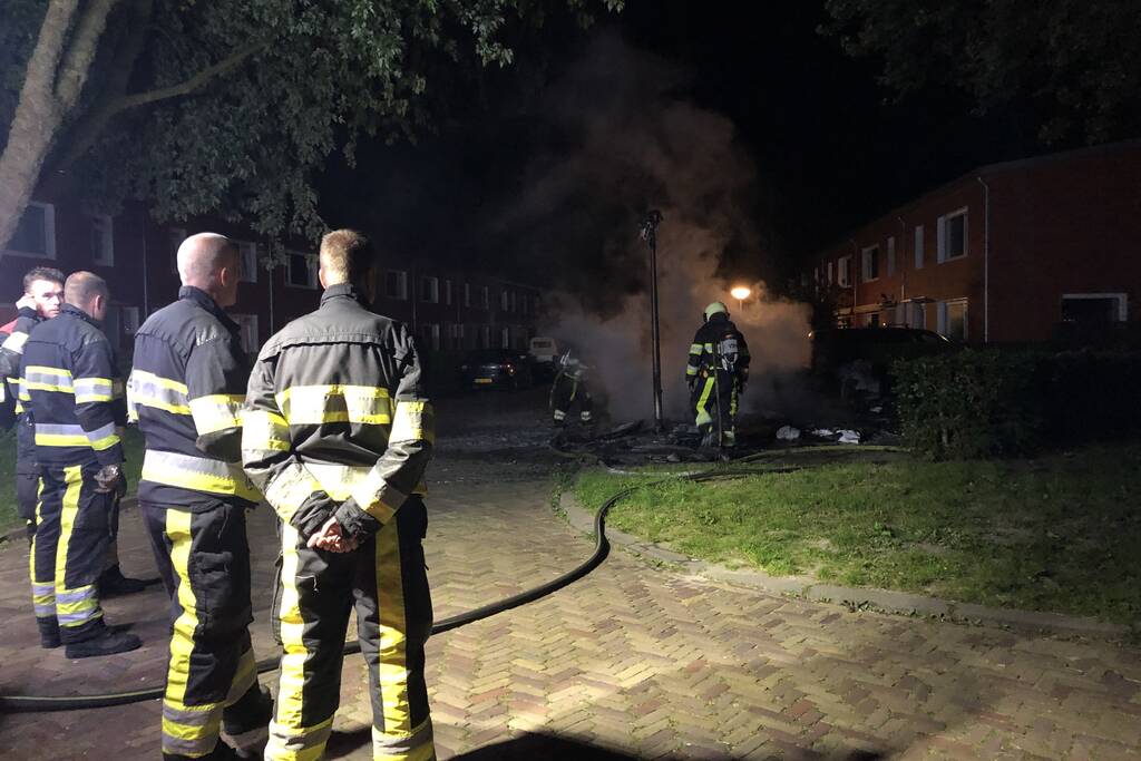 Stapel grofvuil laat lantaarnpaal branden