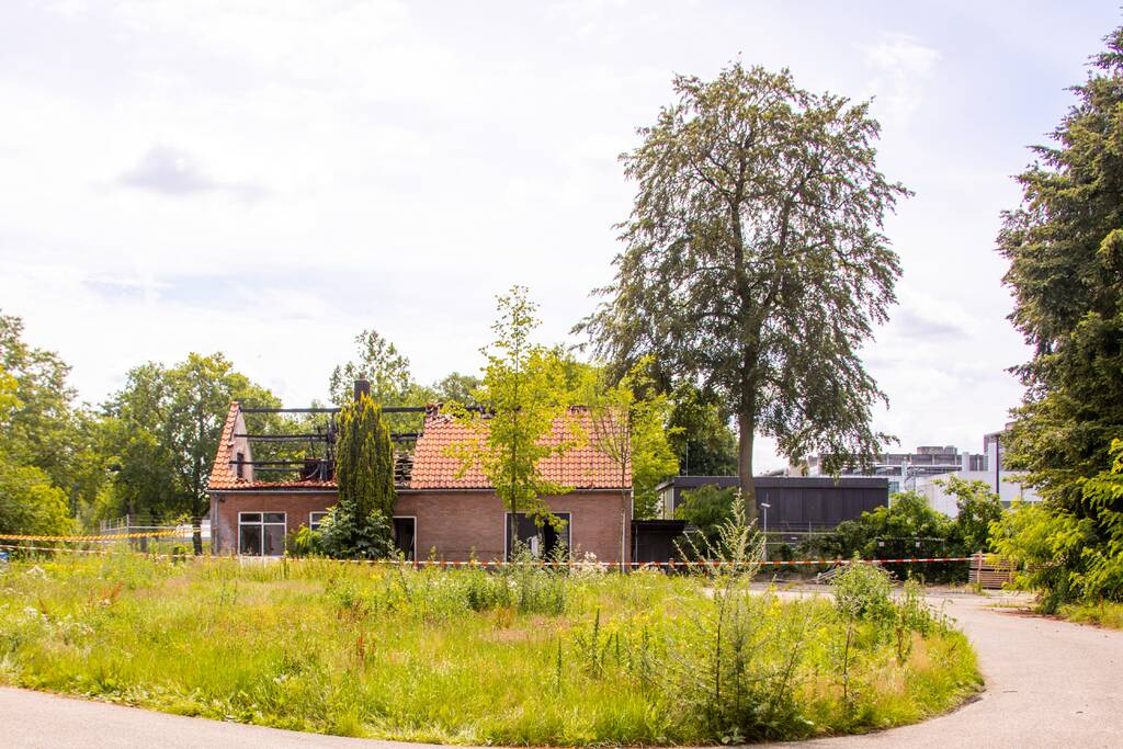 Flinke brand achter gemeentehuis