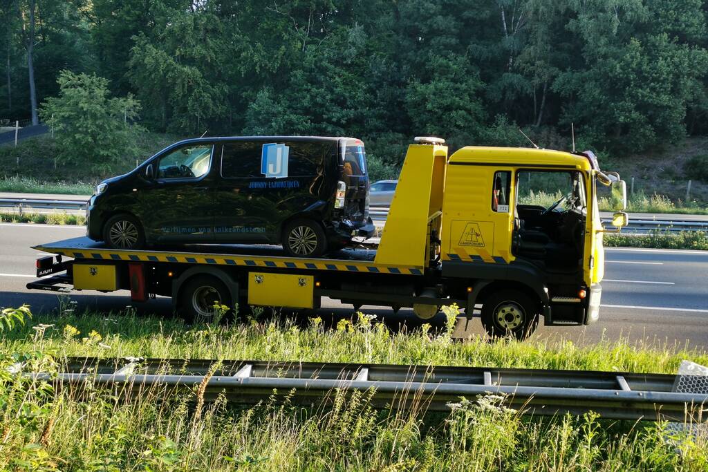 Bestelbus beschadig bij verkeersongeval
