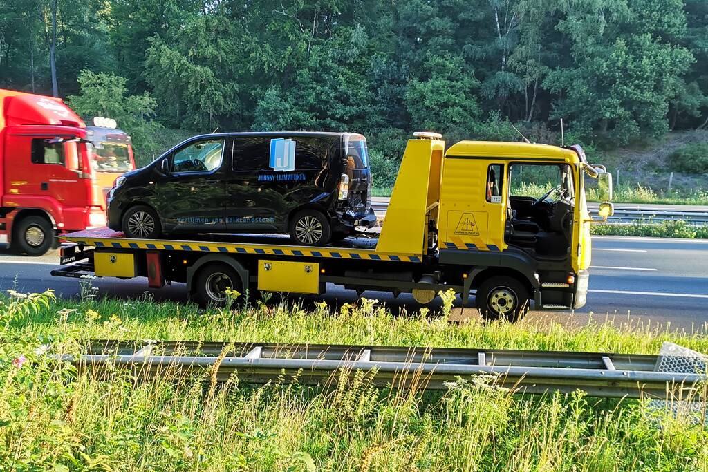 Bestelbus beschadig bij verkeersongeval