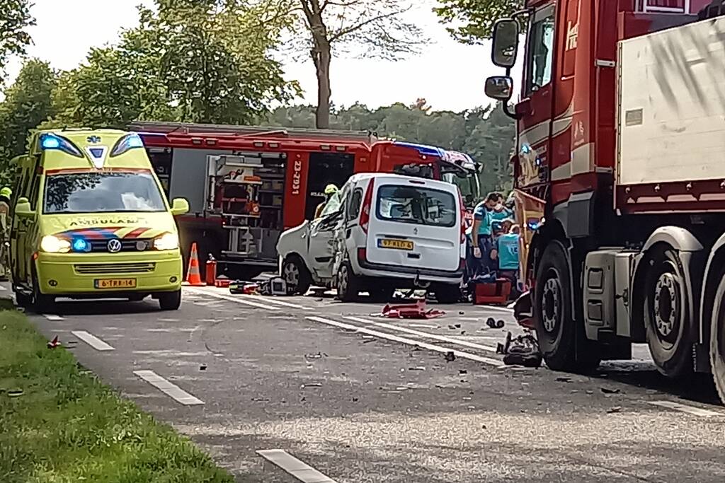 Dode en zwaargewonde bij frontale botsing
