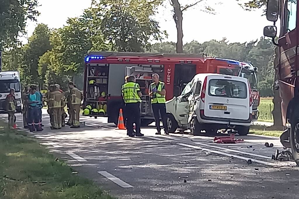 Dode en zwaargewonde bij frontale botsing