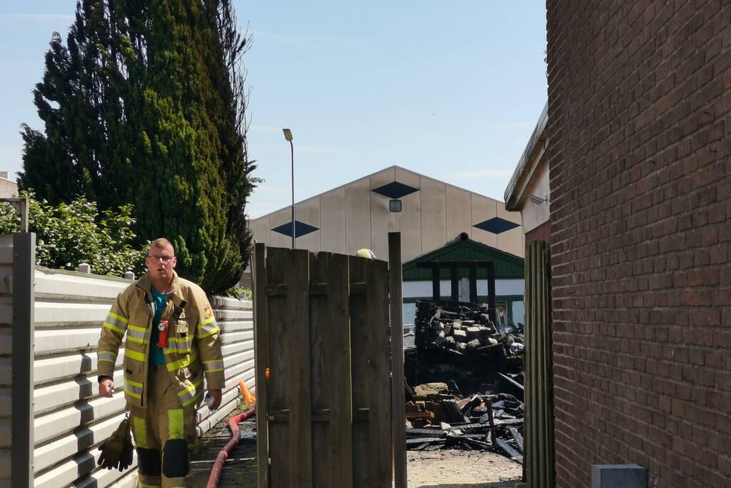 Veel schade na brand in achtertuin