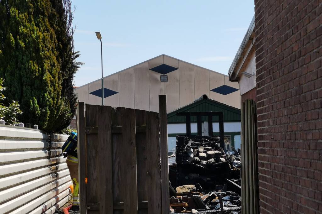 Veel schade na brand in achtertuin