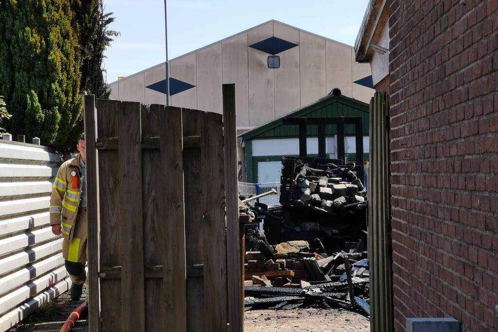 Veel schade na brand in achtertuin