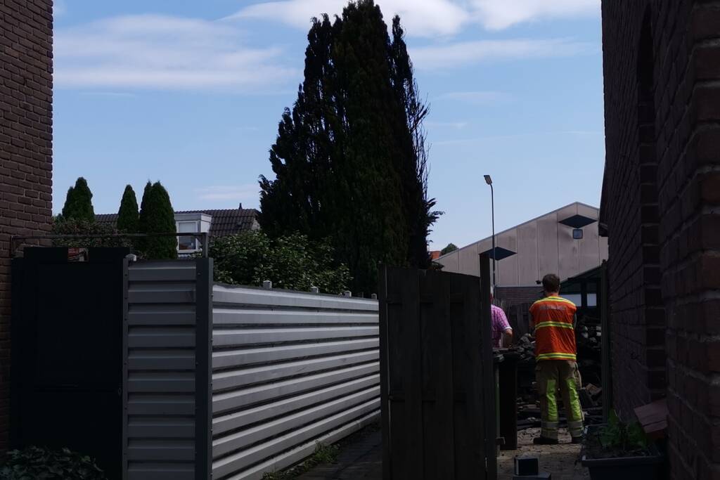 Veel schade na brand in achtertuin