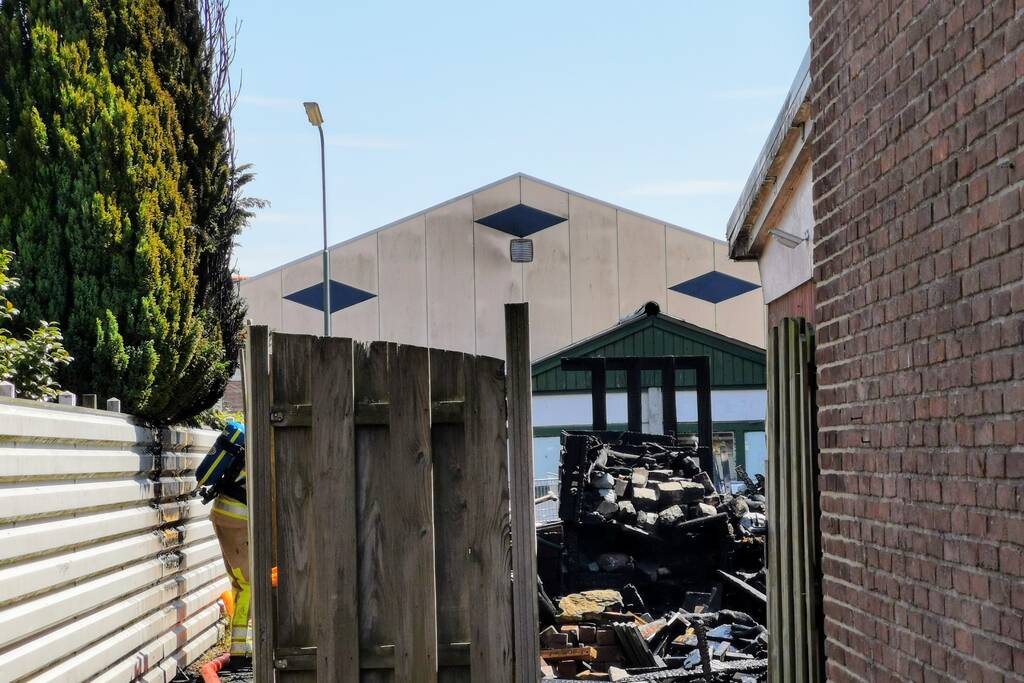 Veel schade na brand in achtertuin