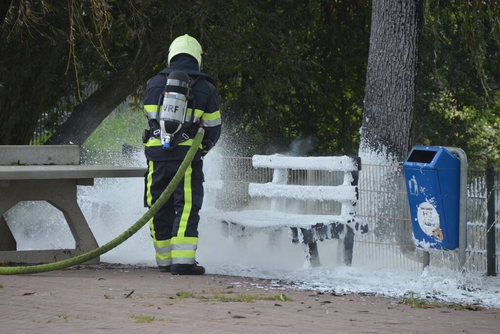Houten banken vliegen in brand OBS Wiardaschool