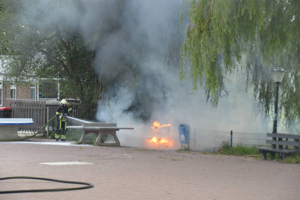 Houten banken vliegen in brand OBS Wiardaschool