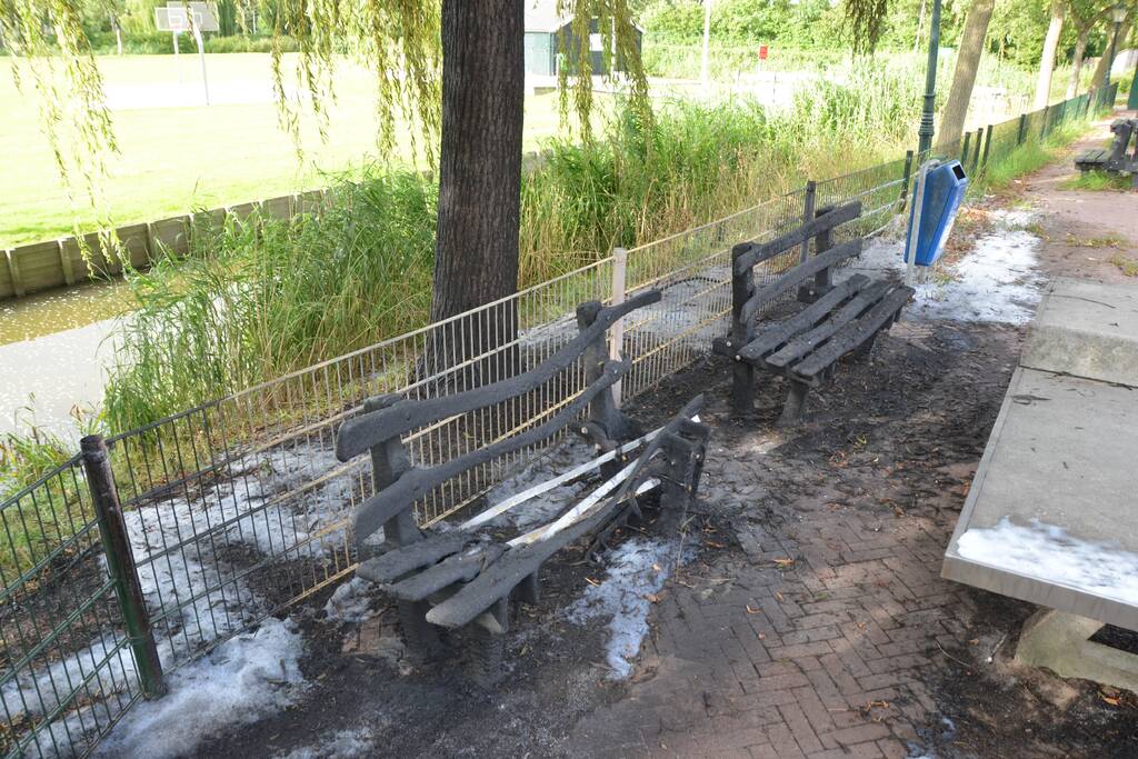 Houten banken vliegen in brand OBS Wiardaschool