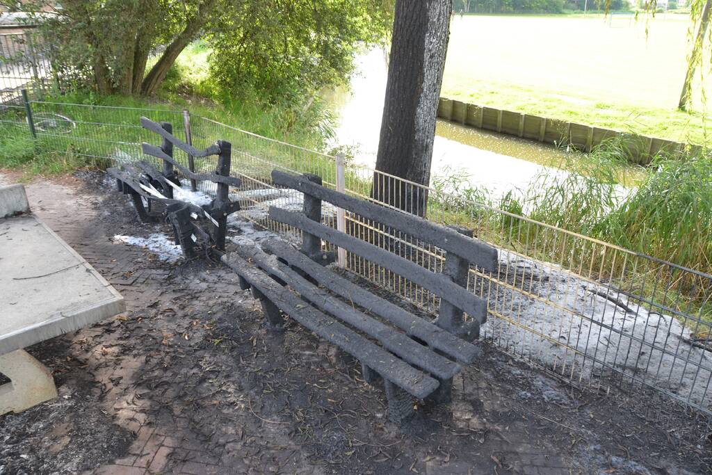 Houten banken vliegen in brand OBS Wiardaschool