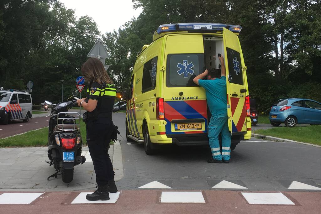 Scooterrijder en auto komen met elkaar in botsing