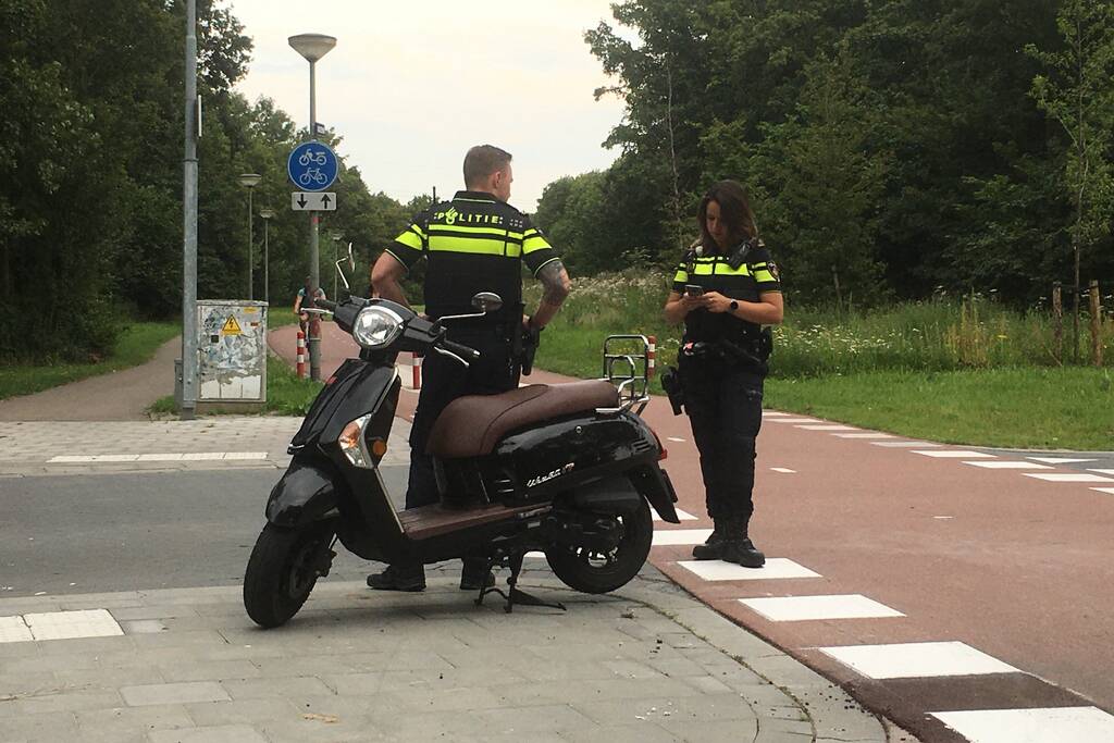 Scooterrijder en auto komen met elkaar in botsing