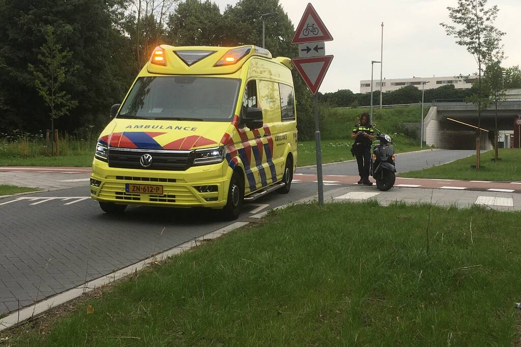 Scooterrijder en auto komen met elkaar in botsing