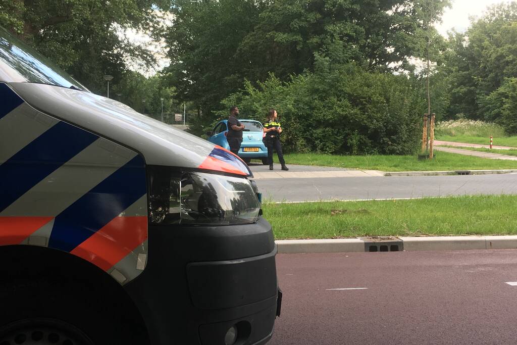 Scooterrijder en auto komen met elkaar in botsing