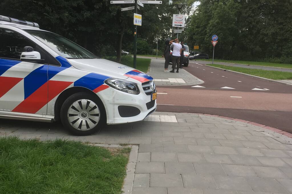 Scooterrijder en auto komen met elkaar in botsing
