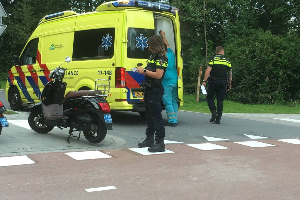 Scooterrijder en auto komen met elkaar in botsing
