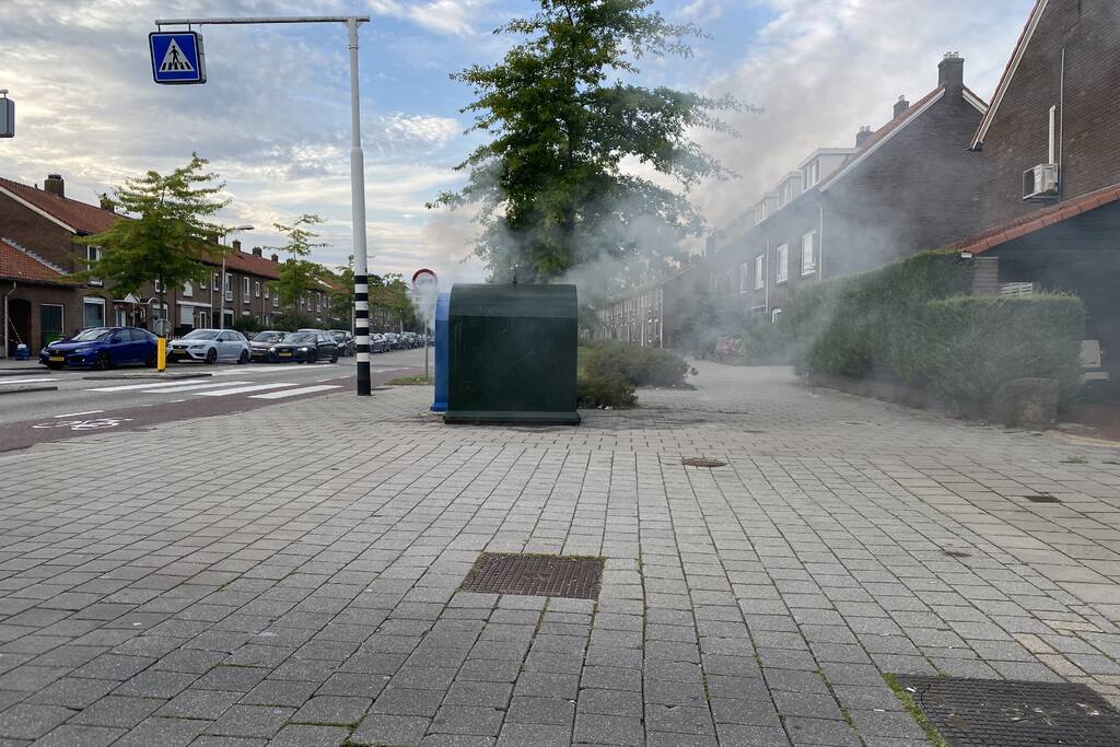 Veel rook bij brand in papiercontainer