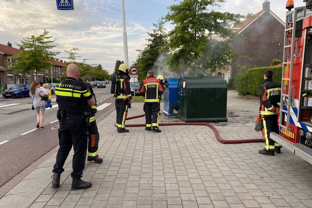 Veel rook bij brand in papiercontainer